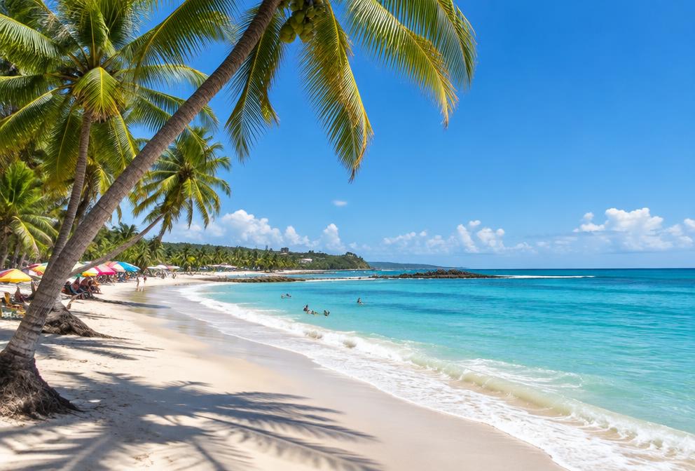 Praia paradisíaca com coqueiros e mar azul